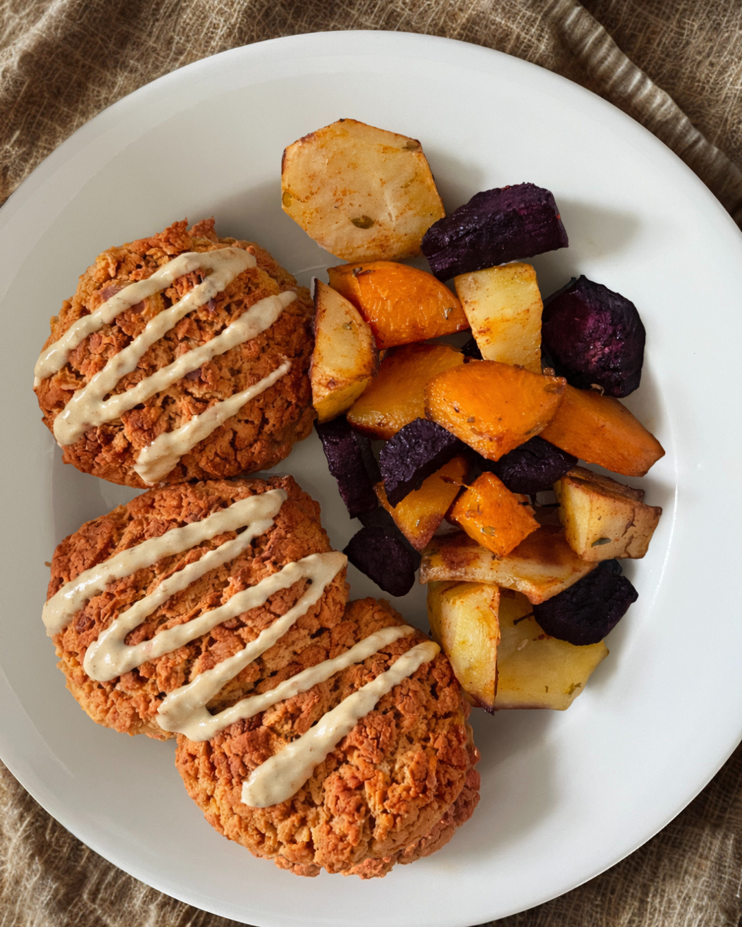 Hambúrgueres de feijão e beterraba com batata e abóbora no forno
