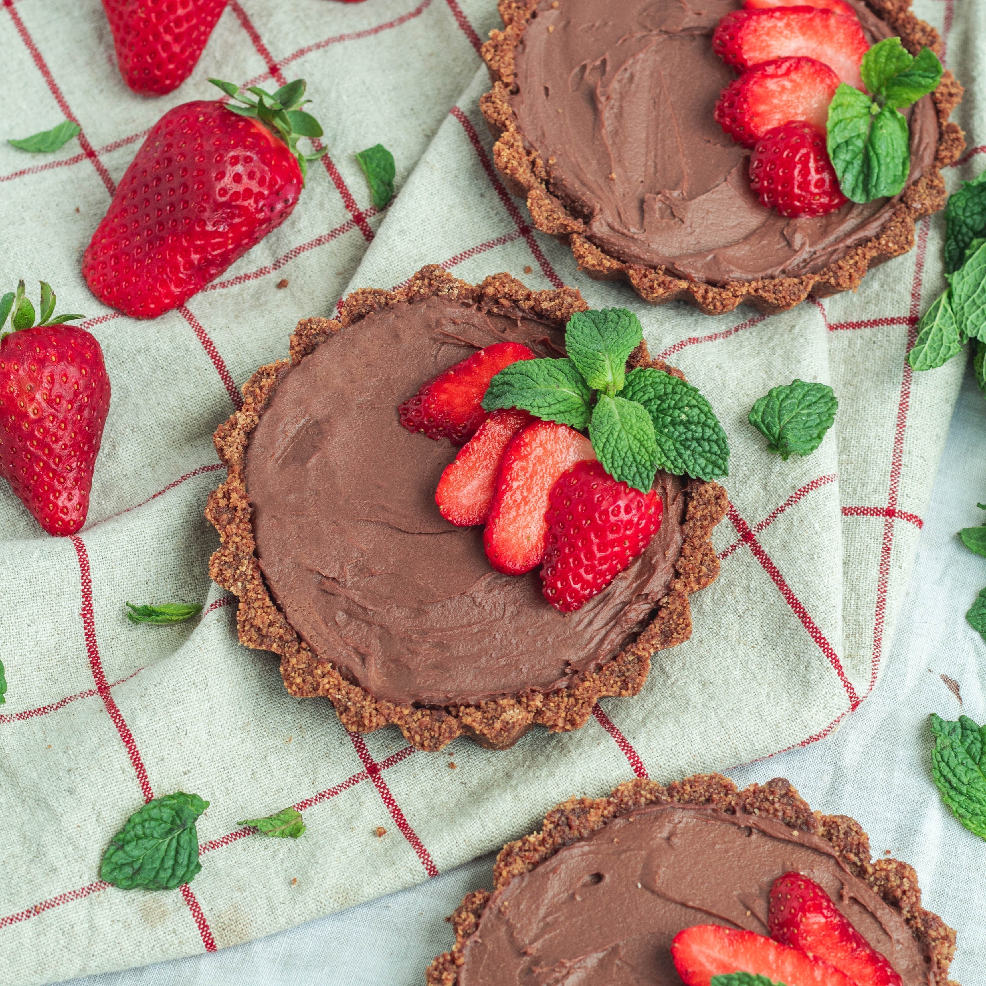 Tarte de chocolate e batata doce com morangos