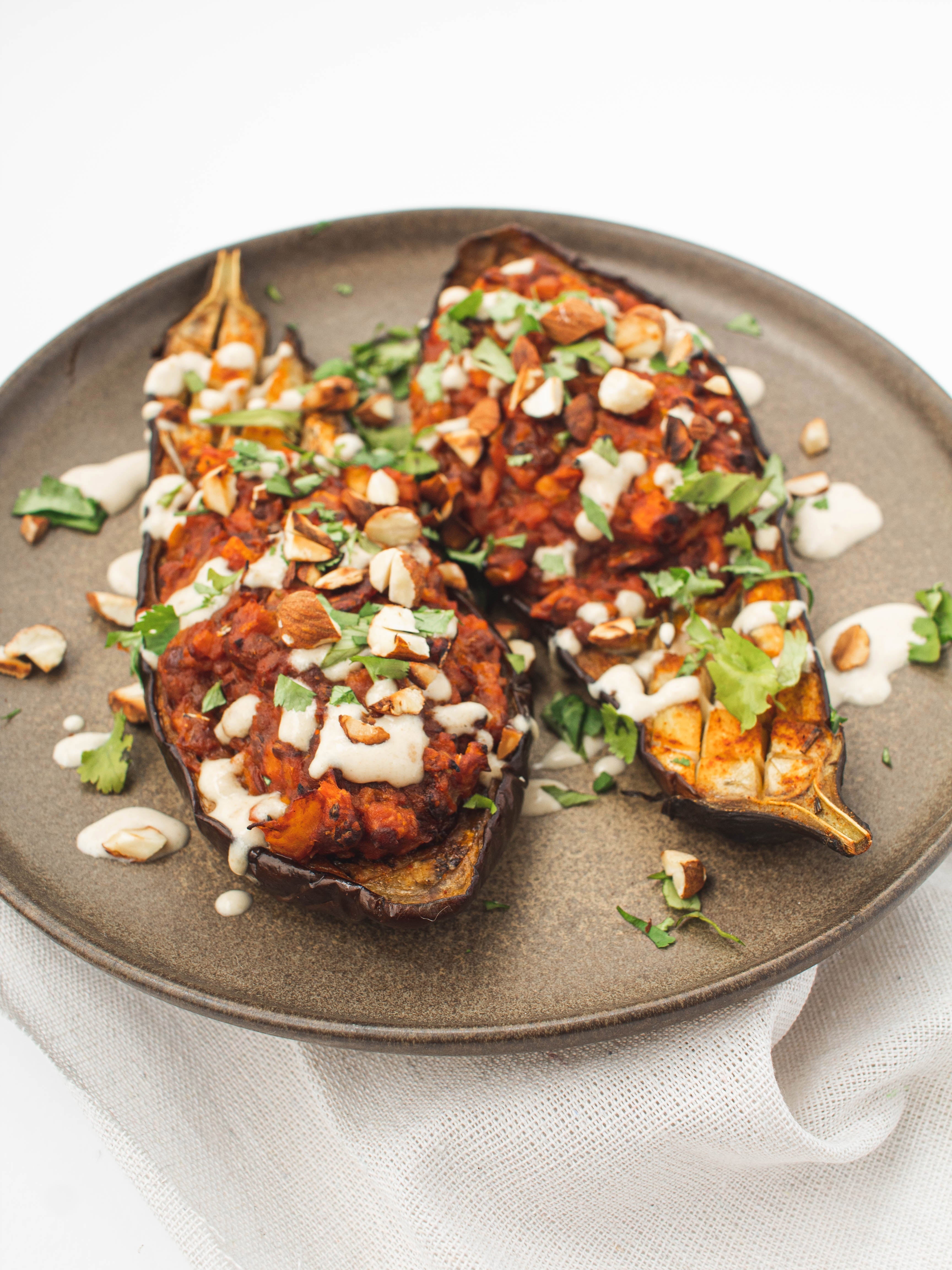 Beringela recheada de legumes e amêndoas torradas