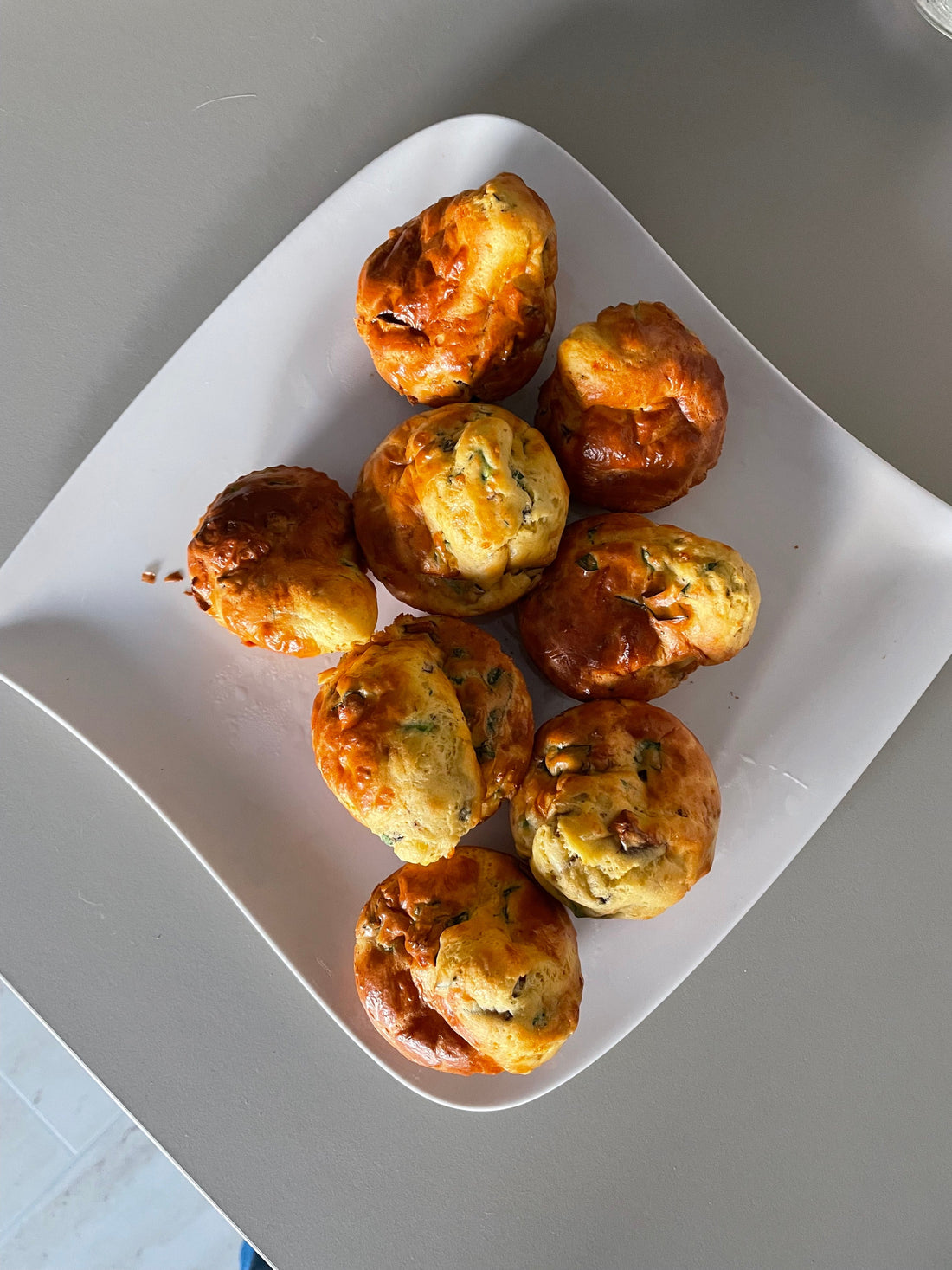 Muffins caseiros de legumes para lanches saudáveis