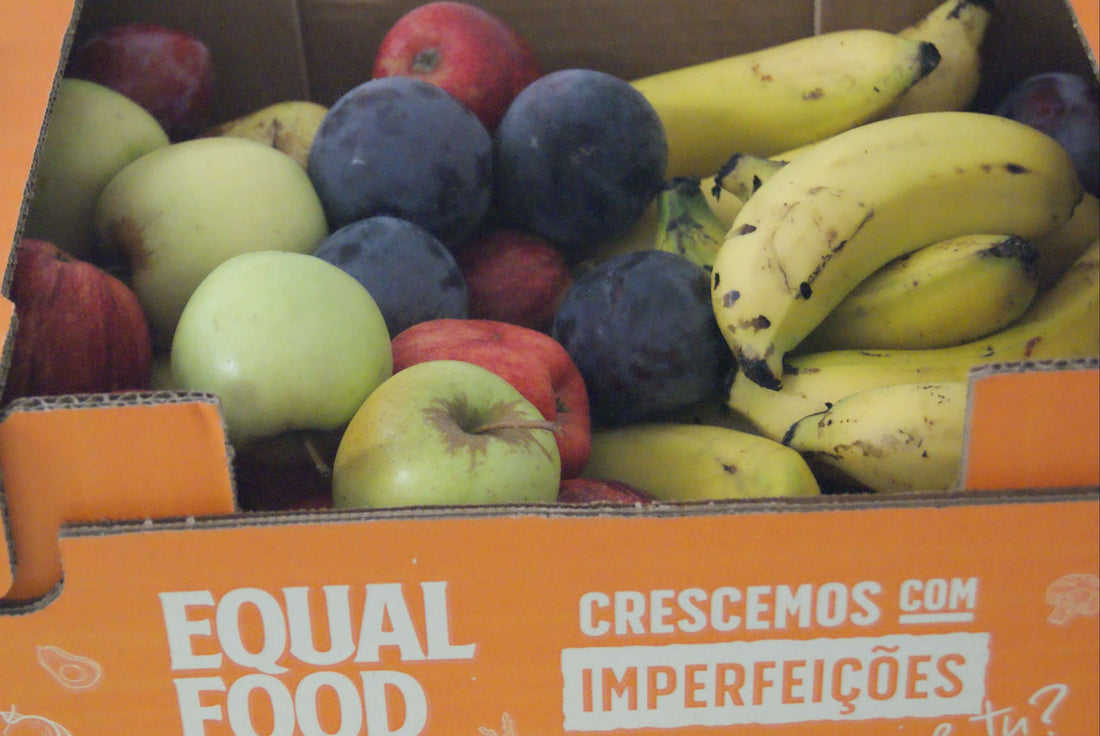 Caixa Equal Food com maçãs, ameixas e bananas para um escritório
