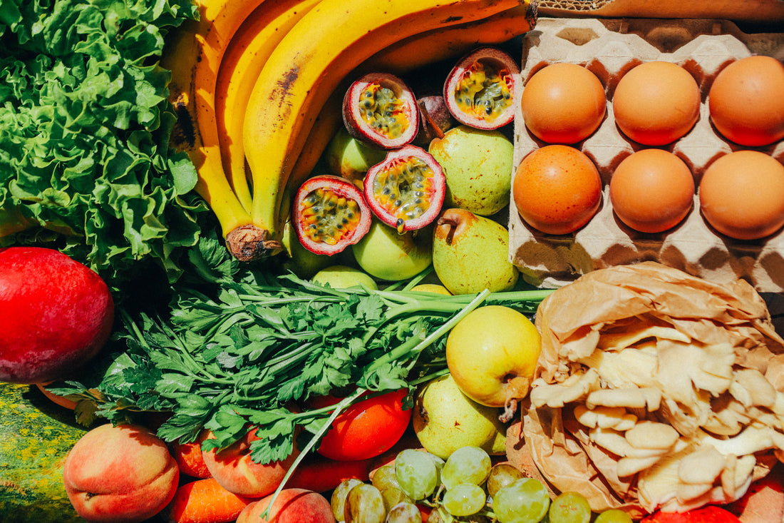 Fruta e legumes frescos da época num cabaz Equal Food: bananas, maracujá, pera, ovos e cogumelos