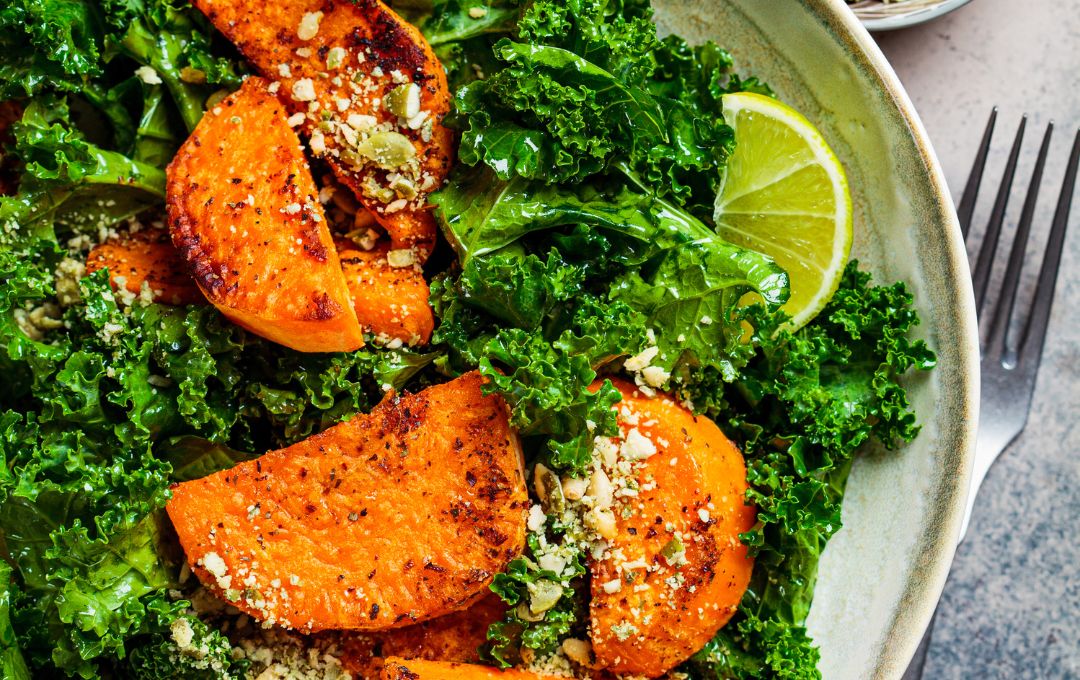 Kale salteada com batata doce e cebola